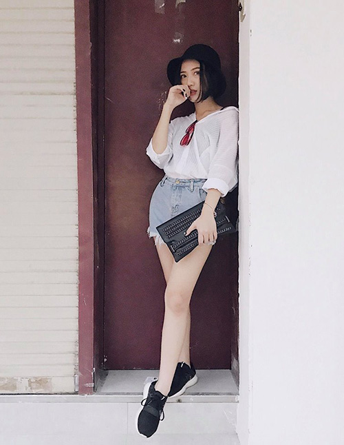 Trang Cherry khoe style của mình với chiếc quần bò short ngắn và áo sơ mi  màu trắng thanh khiết 