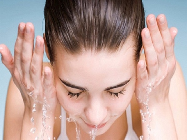 Hướng dẫn cách rửa mặt đúng cách cho da nhờn và mụn