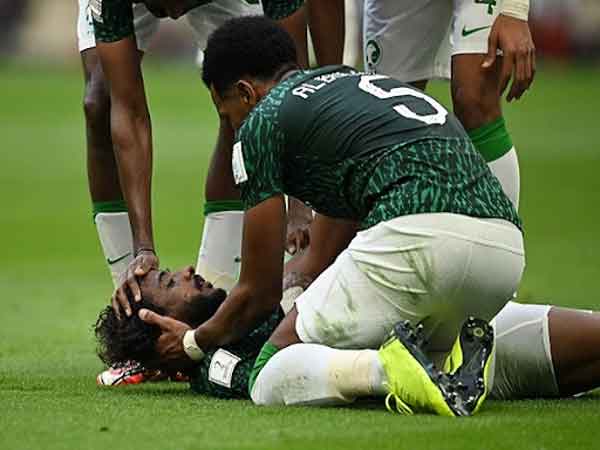 Truyền thông báo chí không ngừng đăng tin liên quan đến tình hình chấn thương của hậu vệ mang áo số 13 của tuyển Ả Rập Xê Út trong trận đấu với tuyển Argentina. 