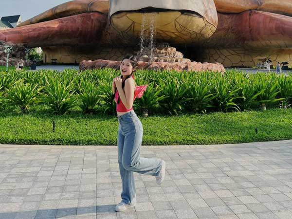 Tạo dáng với cử động nhẹ nhàng