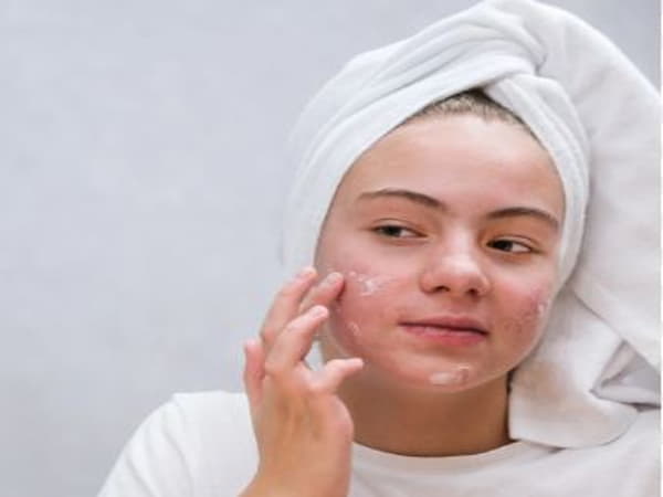 Hướng dẫn cách bôi kem chống nắng cho da mụn